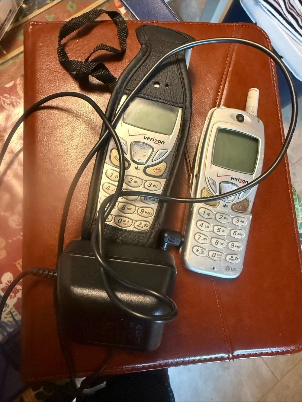 LG Silver and Black Verizon Flip-Style Duo with Charger. Vintage